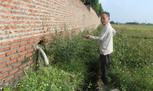 Một lối “xả” từ các nhà máy thuộc CCN Bình Phú A ra kênh mương tưới tiêu, gây ô nhiễm môi trường