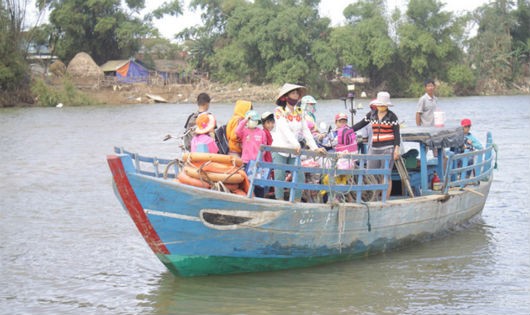 Hàng trăm học sinh chấp nhận qua sông Trà Bồng trên con đò nhỏ đến trường