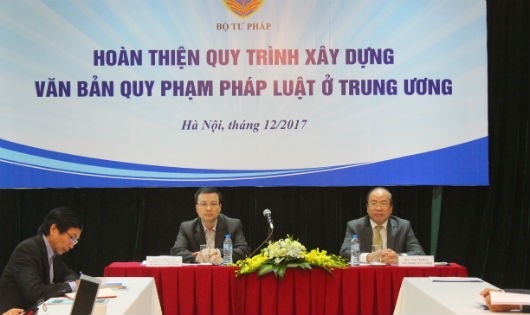 Thứ trưởng Bộ Tư pháp Phan Chí Hiếu (phải) chủ trì Hội thảo