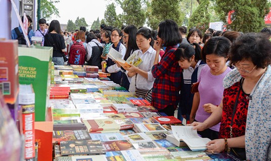 Sách in 'hồi sinh' mạnh mẽ