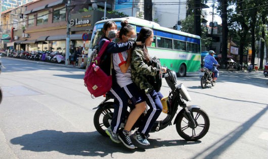 Học sinh khi tham gia giao thông thiếu những kỹ năng xử lý tình huống. Vì vậy, các em cần nhận được sự quan tâm từ các cơ quan chức năng, gia đình và nhà trường