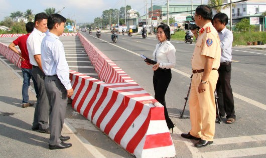 Bà Trần Thị Xuân – Phó Trưởng ban An toàn giao thông TP Cần Thơ cùng lực lượng chức năng quận Thốt Nốt khảo sát tại tiểu đảo cuối tuyến đường tránh trung tâm quận Thốt Nốt