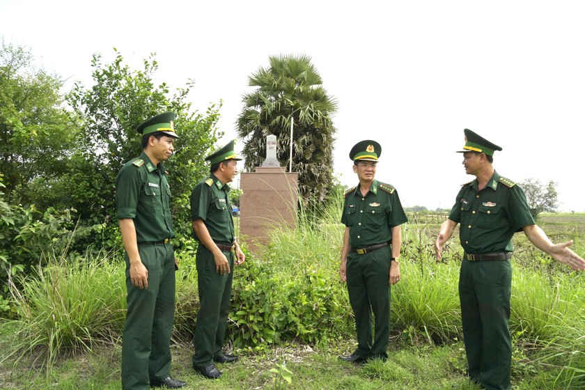 Đại tá Huỳnh Văn Đông, Bí thư Đảng ủy, Chính ủy BĐBP Kiên Giang, (Thứ hai phải sang) lắng nghe Đồn Biên phòng Vĩnh Điều,(huyện Giang Thành) báo cáo về tình hình biên giới tại địa bàn.