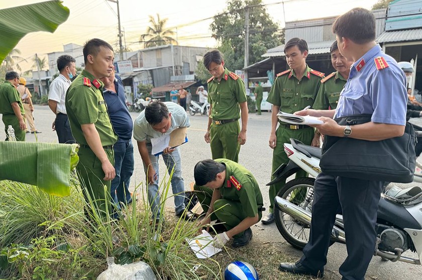 Lực lượng chức năng tổ chức khám nghiệm hiện trường.