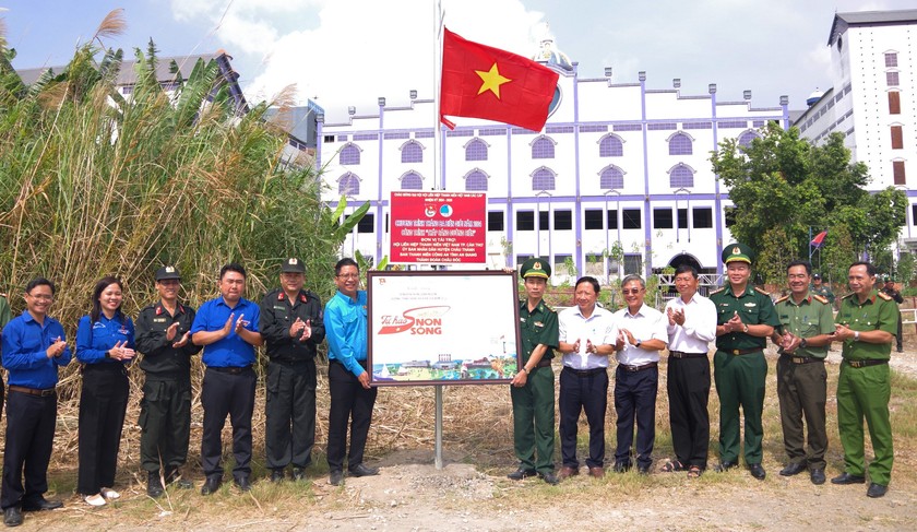 Khánh thành công trình “Thắp sáng đường biên”.