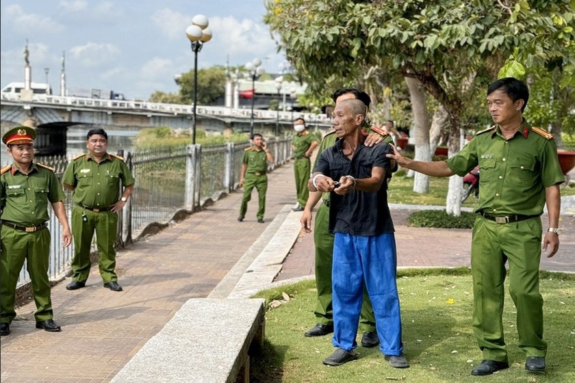 Đối tượng Bình (áo đen) tại hiện trường.