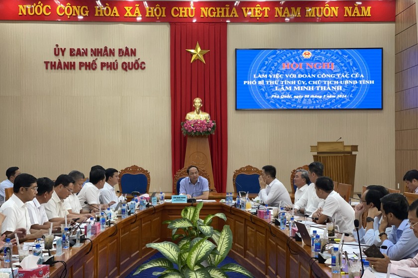 Ông Lâm Minh Thành - Phó Bí thư Tỉnh ủy, Chủ tịch UBND tỉnh Kiên Giang và đoàn công tác làm việc, giải quyết vướng mắc doanh nghiệp, nhà đầu tư tại TP. Phú Quốc, sáng ngày 8/5.