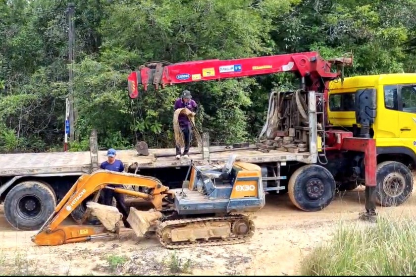 Chiếc xe cuốc là tang vật vi phạm đã được di chuyển về nơi tạm giữ để tiếp tục làm rõ.