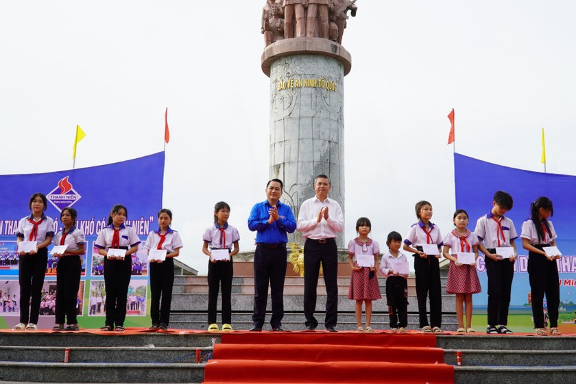 Phó Chủ tịch UBND tỉnh Kiên Giang Nguyễn Lưu Trung tặng quà cho học sinh vượt khó học tốt ở huyện U Minh Thượng.