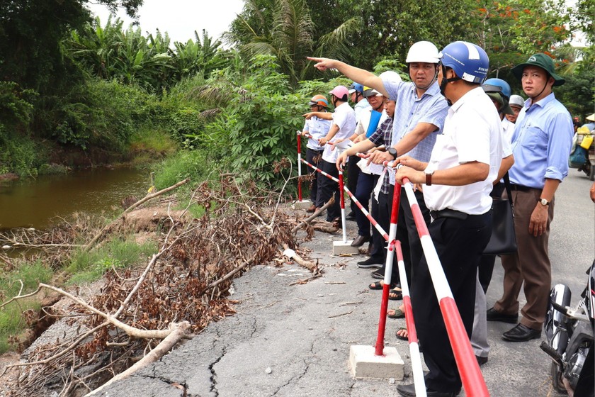 Chủ tịch UBND tỉnh Lâm Minh Thành (đội nón trắng) khảo sát các điểm sạt lở tại ấp An Thạnh, xã An Minh Bắc, huyện U Minh Thượng, tỉnh Kiên Giang.