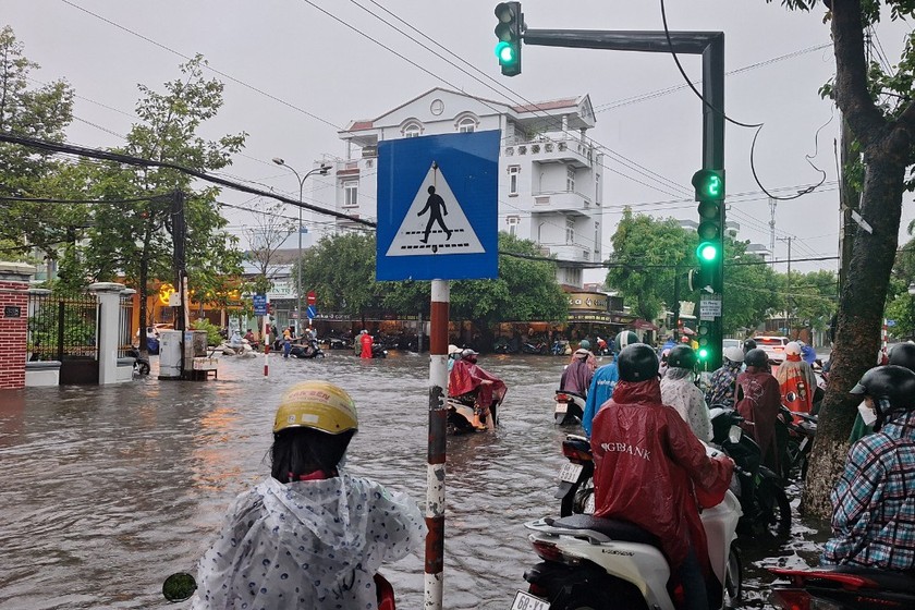 Nhiều tuyến đường ở TP. Rạch Giá bị ngập sâu ảnh hưởng đến sinh hoạt của người dân.