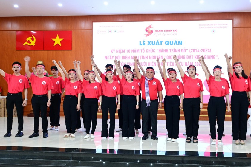 Các tình nguyện viên thực hiện nghi thức hô khẩu hiệu tại lễ xuất quân.