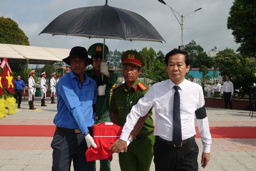 Ông Đỗ Thanh Bình - Ủy viên BCH Trung ương Đảng, Bí thư Tỉnh ủy Kiên Giang đưa hài cốt liệt sỹ đến nơi an táng. (Ảnh: Khánh Thùy)