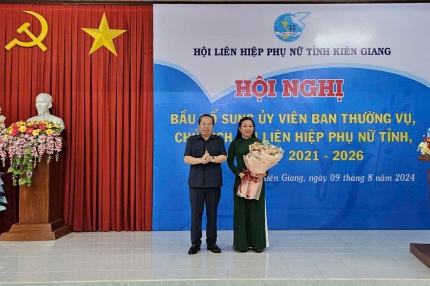 Phó Bí thư Thường trực Tỉnh ủy, Chủ tịch HĐND tỉnh Kiên Giang Mai Văn Huỳnh tặng hoa chúc mừng bà Lý Anh Thư.