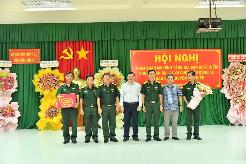 Kiên Giang: Tham quan mô hình tăng gia sản xuất điểm theo đề án QN-21 và thực hiện Cuộc vận động 50