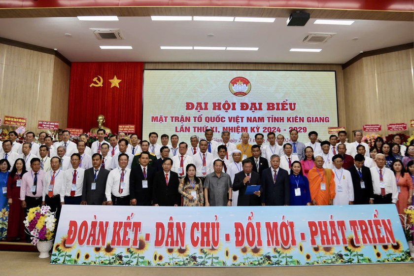 Các thành viên Ủy ban MTTQ Việt Nam tỉnh Kiên Giang khóa XI, nhiệm kỳ 2024 - 2029, ra mắt đại hội.