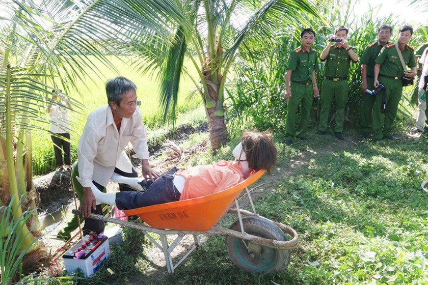 Tuyền diễn lại động tác đưa thi thể nạn nhân đến vị trí khác nhằm tạo hiện trường giả.