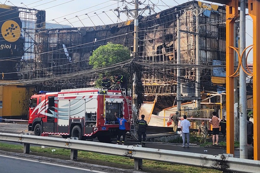 An Giang: Siêu thị điện máy bị lửa thiêu rụi lúc rạng sáng