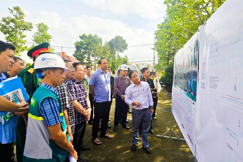 Ông Lâm Minh Thành - Chủ tịch UBND tỉnh Kiên Giang kiểm tra công tác giải phóng mặt bằng làm dự án đường Hồ Chí Minh ở huyện Châu Thành. Ảnh: Khánh Thùy