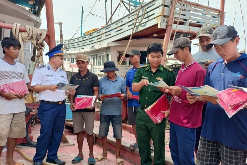 Lực lượng chức năng tuyên truyền chống khai thác IUU cho ngư dân.