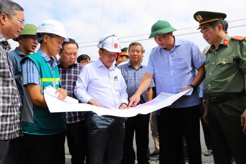 Chủ tịch UBND tỉnh Kiên Giang Lâm Minh Thành (thứ 2 bên phải qua) kiểm tra trên sơ đồ đối với các vị trí giải phóng mặt bằng đi qua địa phận huyện Gò Quao.