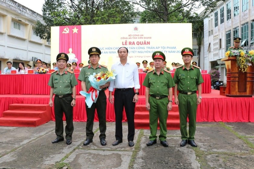 Ông Lâm Minh Thành - Phó Bí thư Tỉnh ủy, Chủ tịch UBND tỉnh tặng hoa chúc mừng Ban Giám đốc Công an tỉnh tại Lễ ra quân.