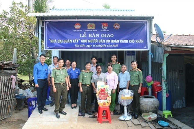 Bàn giao nhà cho hộ ông Chau Dam (ấp Srây Skốth, xã Văn Giáo).