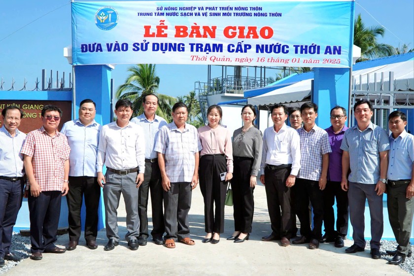 Đại biểu tham dự chụp hình lưu niệm tại buổi bàn giao đưa vào sử dụng trạm cấp nước Thới An.