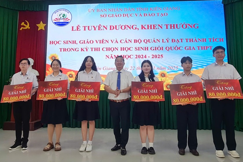 Ông Trần Quang Bảo - Giám đốc Sở giáo dục và đào tạo tỉnh Kiên Giang trao thưởng đạt giải cao tại kỳ thi chọn học sinh giỏi quốc gia THPT.