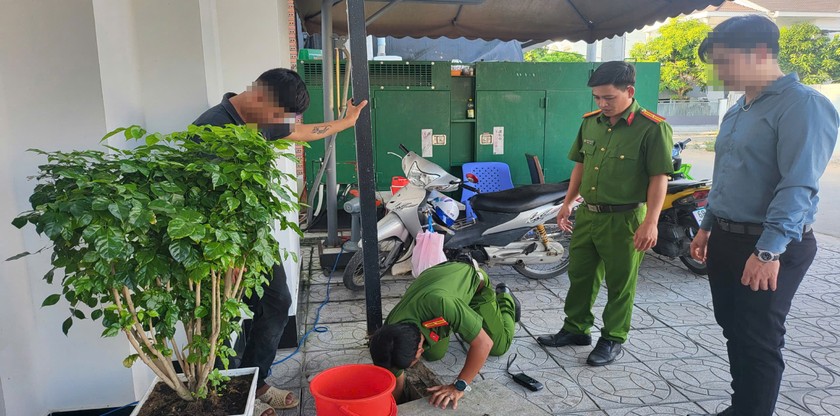 Cán bộ Công an tiến hành thu giữ mẫu nước xả thải ra môi trường của các nhà hàng để kiểm định