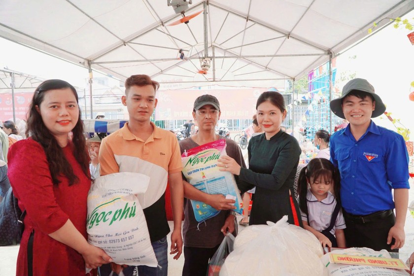 Bà Đỗ Lê Khánh Kiều - chủ tịch Hội liên hiệp Phụ nữ phường Vĩnh Quang ( bìa trái ) cùng phó Chủ tịch UBND phường Trần Thị Thanh Thúy( đứng thứ 3 từ phải sang) trao quà Tết cho người dân có hoàn khó khăn ở địa phương.