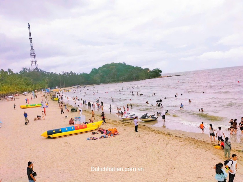 Bãi biển Mũi Nai là một bãi biển quyến rũ với bãi cát trắng, không khí trong lành và cảnh hoàng hôn đẹp nhất.