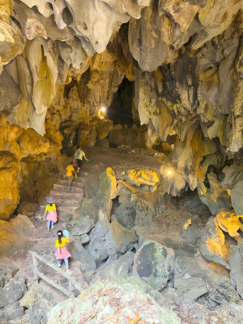Thật thú vị khi ngắm những thạch nhũ có hình như trái khổ qua khổng lồ tại hang Khổ Qua (núi Đá Dựng)