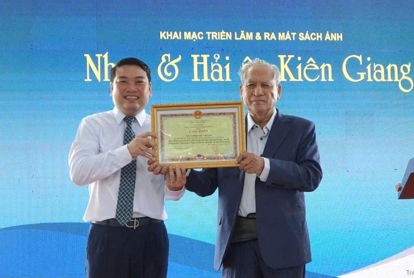 Ông Lê Trung Hồ, Phó Chủ tịch UBND tỉnh Kiên Giang trao Bằng khen của UBND tỉnh tặng Nghệ sĩ nhiếp ảnh Trần Lam.