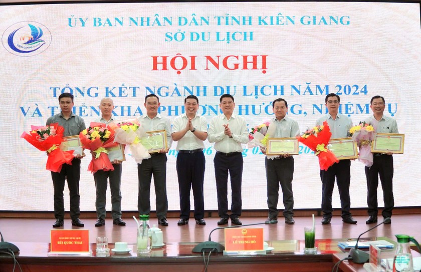 Các cá nhân, tổ chức được tặng bằng khen vì có thành tích xuất sắc trong công tác du lịch tỉnh Kiên Giang năm 2024
