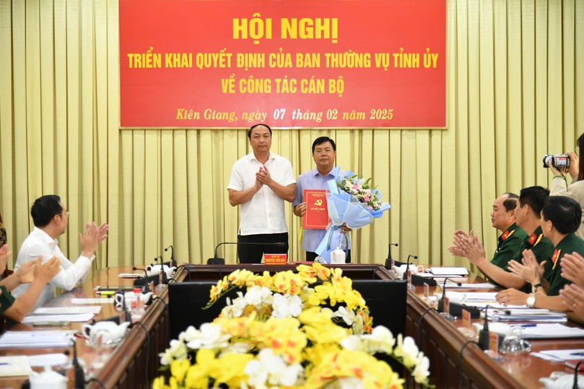 Phó Bí thư Thường trực Tỉnh ủy, Chủ tịch HĐND tỉnh Lâm Minh Thành trao quyết định của Ban Thường vụ Tỉnh ủy cho ông Nguyễn Tiến Hải.