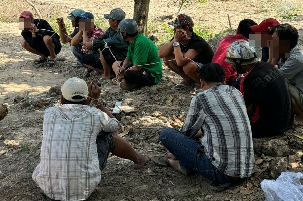 Bắt quả nhóm người đang "đá gà ăn tiền"