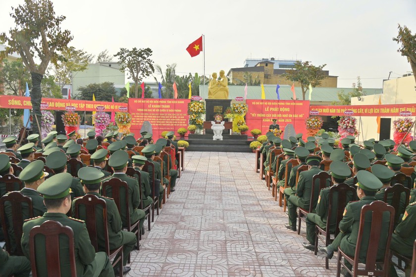 Toàn cảnh lễ khánh thành tượng đài Bác Hồ với chiến sĩ Biên phòng và lễ phát động tết trồng cây đời đời nhớ ơn Bác Hồ, được tổ chức tại cơ quan Bộ chỉ huy.