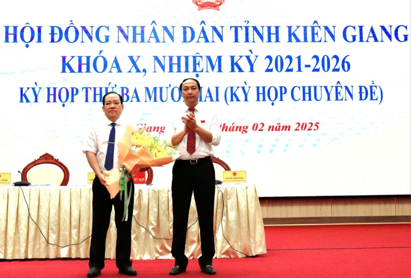 Phó Bí thư Thường trực Tỉnh ủy, Chủ tịch HĐND tỉnh Kiên Giang Lâm Minh Thành (bên phải) tặng hoa chúc mừng ông Nguyễn Thanh Phong.