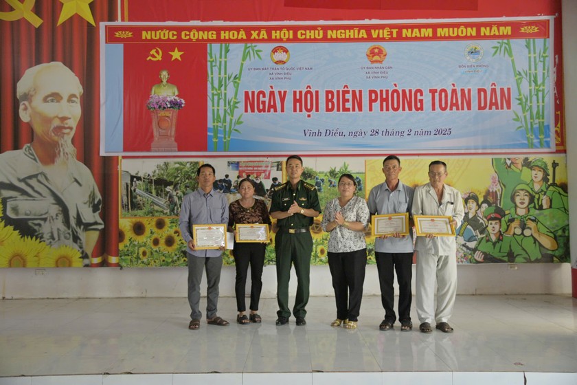 Đại diện Bộ chỉ huy Bộ đội Biên phòng tỉnh Kiên Giang và chính quyền địa phương trao giấy khen cho các cá nhân có thành tích trong tham gia bảo vệ chủ quyền an ninh biên giới quốc gia trong tình hình mới.