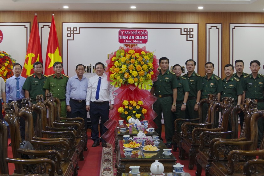 Chủ tịch UBND tỉnh Hồ Văn Mừng tặng lẵng hoa chúc mừng Ngày truyền thống Bộ đội Biên phòng