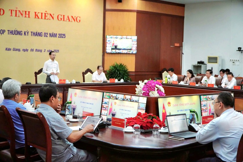 Quang cảnh họp thường kỳ tháng 2/2025 của UBND tỉnh Kiên Giang.