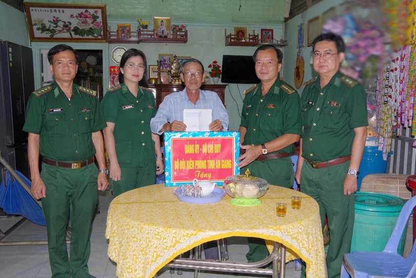 Thăm, tặng quà Mẹ Việt Nam anh hùng ở Thị xã Tịnh Biên
