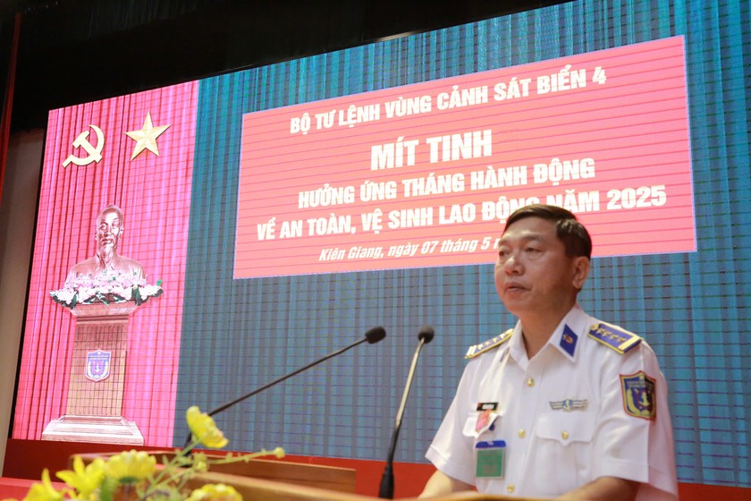 Đại tá Trần Nguyên Lai - Phó tư lệnh, Tham mưu trưởng, Bộ Tư lệnh Vùng Cảnh sát biển 4 chủ trì buổi mít tinh. 