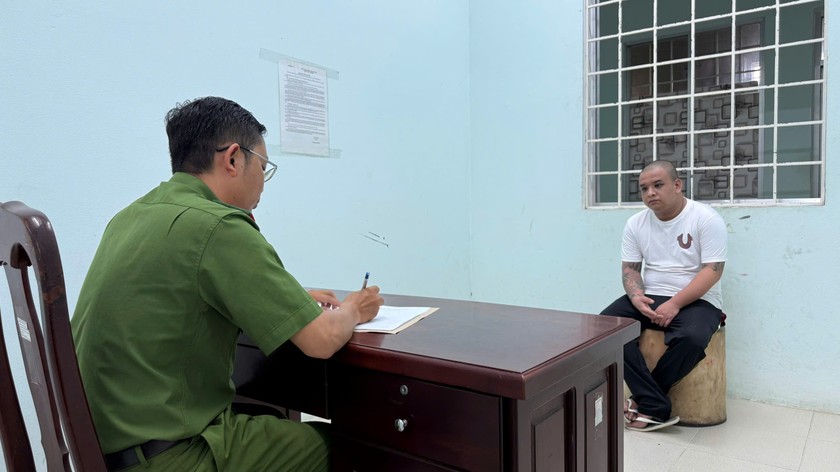 Lực lượng chức năng tiến hành lấy lời khai đối tượng Công 