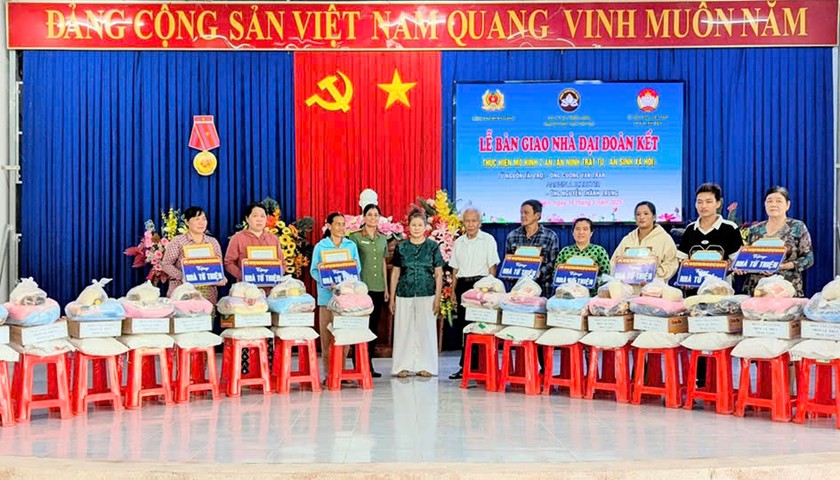 Bàn giao 94 căn nhà Đại đoàn kết cho hộ nghèo tại thị xã Tịnh Biên