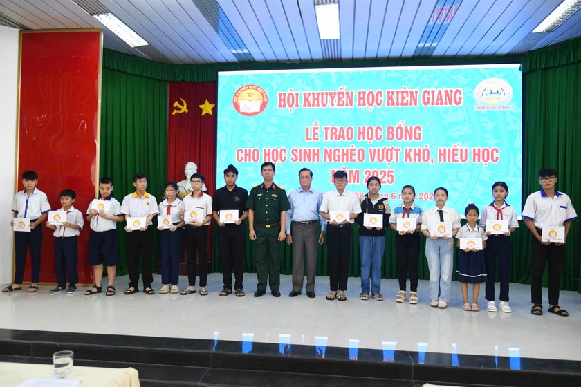 Trao 230 suất học bổng cho học sinh nghèo, hiếu học Kiên Giang