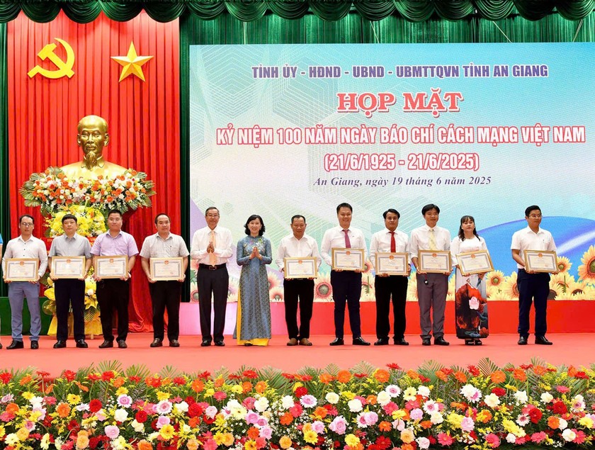 Phóng viên Báo Pháp luật Việt Nam nhận bằng khen của Chủ tịch UBND tỉnh An Giang