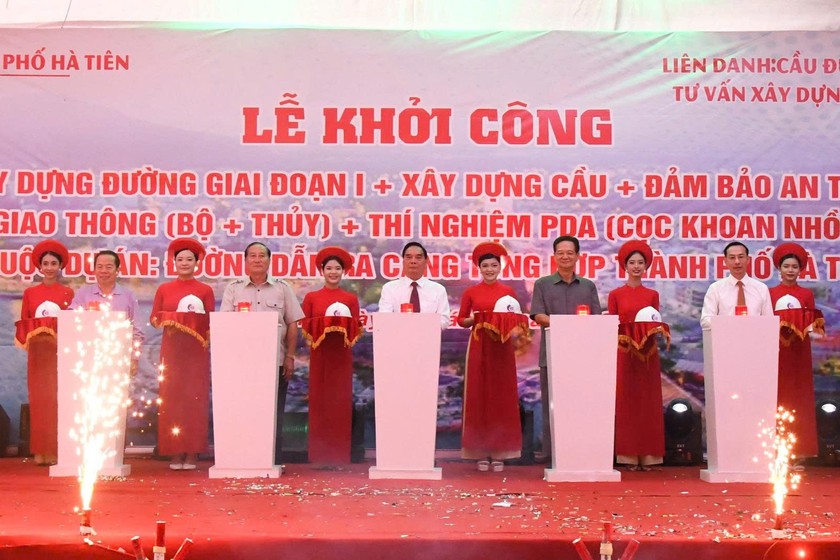 Chủ tịch UBND tỉnh Kiên Giang Nguyễn Thanh Nhàn cùng đại biểu cắt băng khởi công Dự án Đường dẫn ra Cảng tổng hợp thành phố Hà Tiên. Ảnh: Hồng Điệp