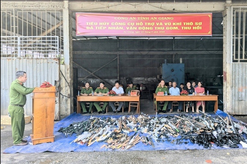 Quang cảnh buổi tiêu hủy.